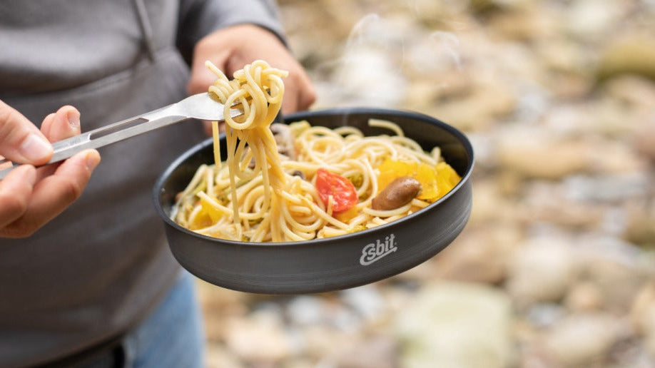 Spaghetti mit Gemüse: Veganes Outdoor-Rezept aus dem Spirituskochset