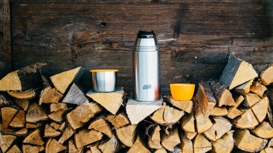 Isolierflasche im Wintereinsatz: Heißgetränke mit Trockenbrennstoff zubereiten