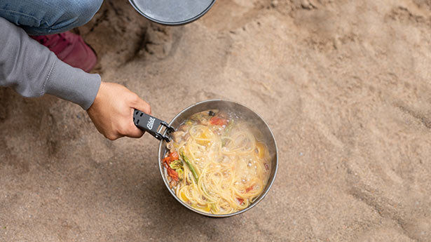 Esbit Spirituskocher mit Wärmetauscher aus hartanodisiertem Aluminium 2350 ml beim Kochen von One-Pot-Pasta