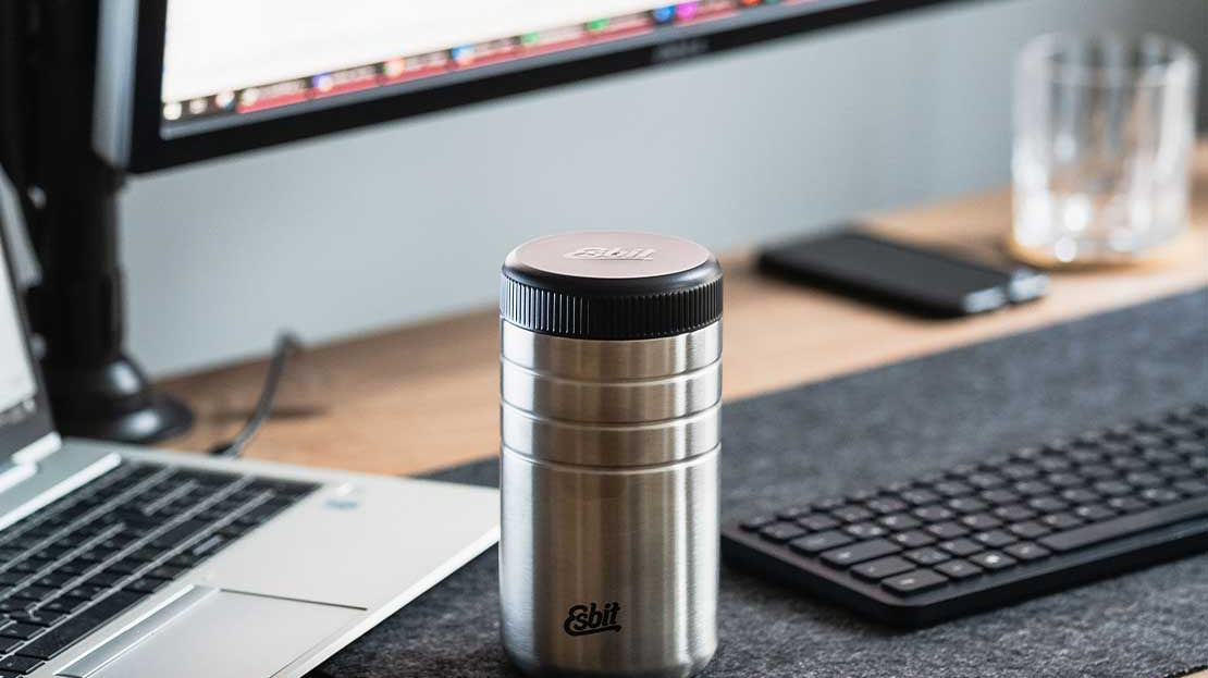 Esbit MAJORIS Thermobehälter in Edelstahl, 400 ml auf Schreibtisch