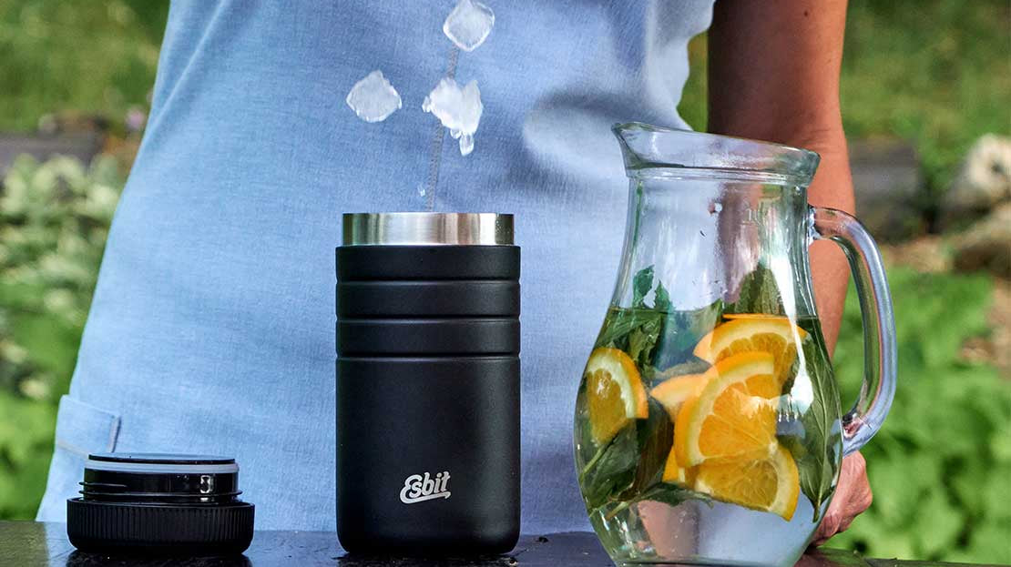 Esbit isolierte Trinkflasche in grün, 750 ml mit Eistee beim Picknick