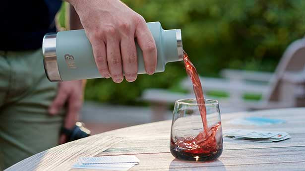 Esbit isolierte Trinkflasche in grün, 750 ml mit Eistee beim Picknick