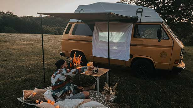 Esbit Topf aus Edelstahl, 1600 ml mit Popcorn beim Vanlife-Kinoabend