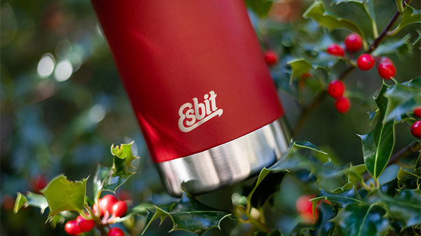 Esbit SCULPTOR isolierte Trinkflasche in Rot 750 ml in weihnachtlichem Ilex