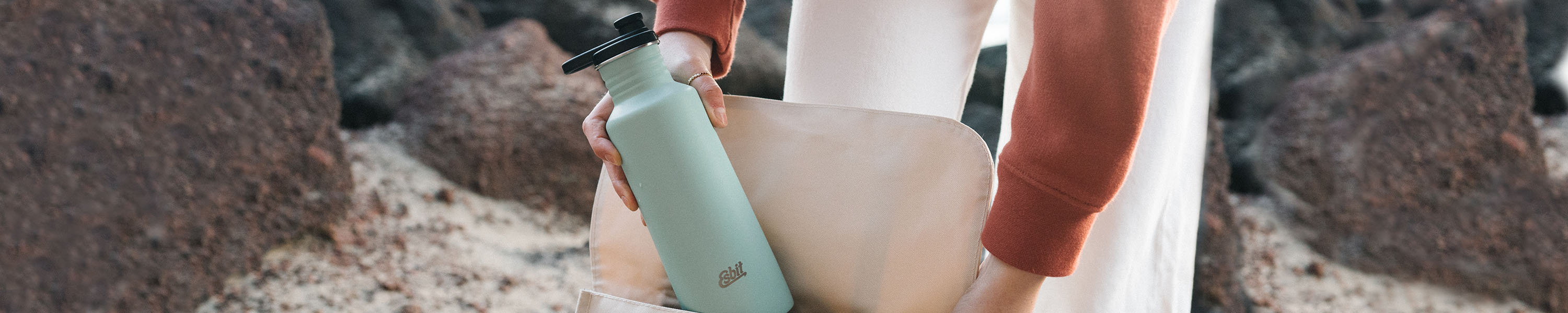 Die PICTOR Sportflasche in Lind Green ist griffbereit im Rucksack - auch unterwegs zum Strand