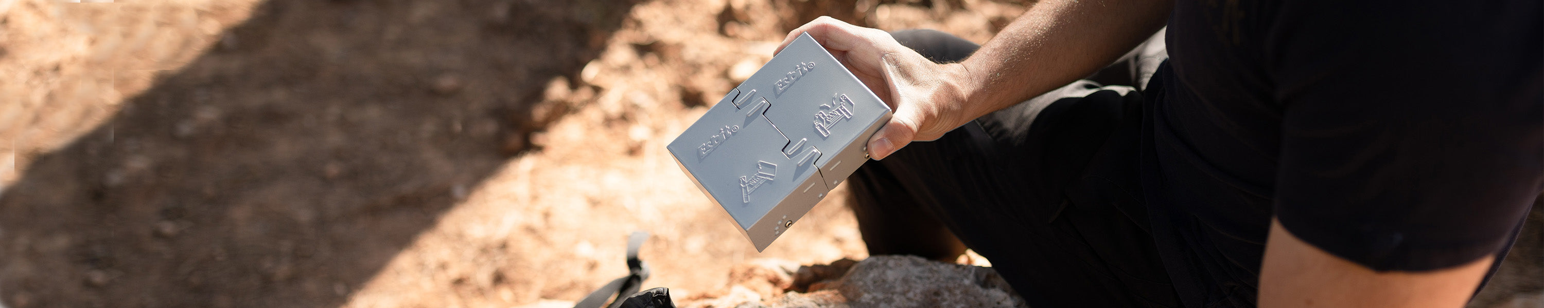 Großer Taschenkocher platzsparend zusammengeklappt wird in den Rucksack gelegt