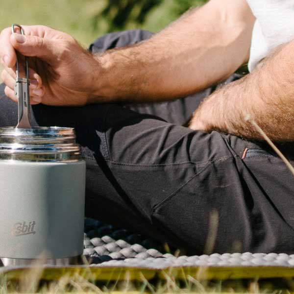 This Esbit thermal food container from the SCHULPTOR range, in black, is filled with pasta for a quick bite to eat whilst out and about.