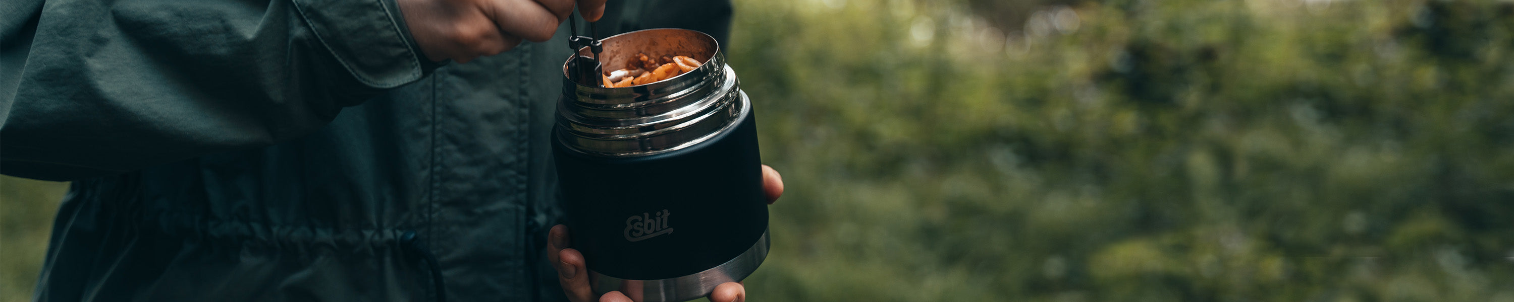 Esbit Thermobehälter für Essen der Designlinie SCHULPTOR in Schwarz ist für die Stärkung unterwegs mit Nudeln gefüllt.