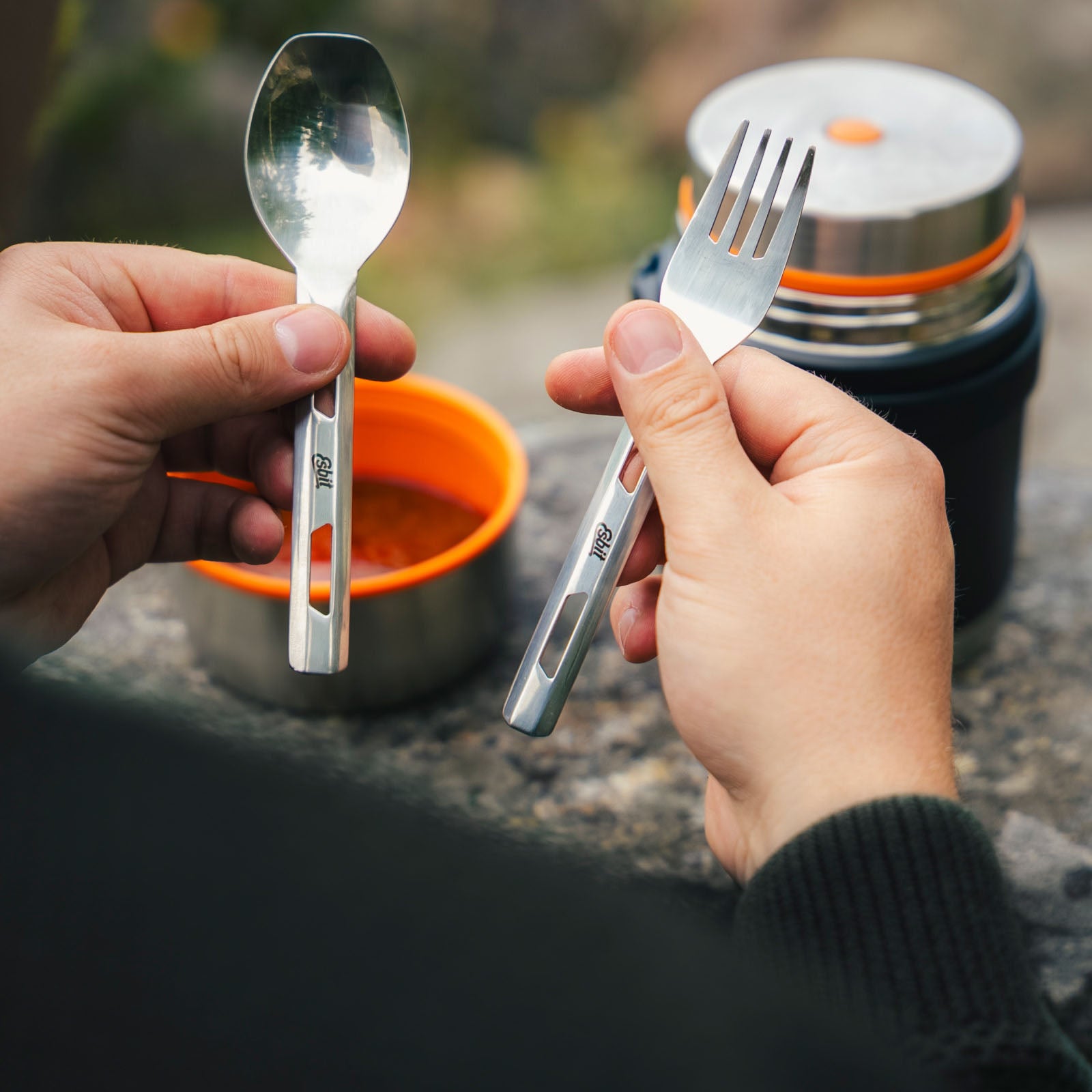 Person hält Esbit Besteckset bestehend aus Löffel und Gabel in der Hand