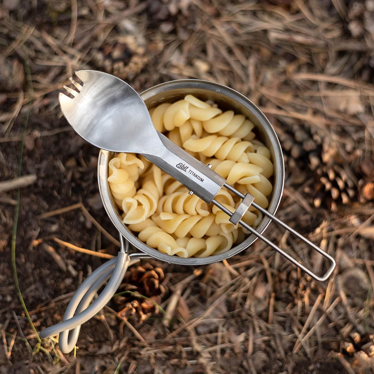 Esbit Outdoor Besteck Titan Göffel beim Kochen