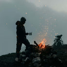 Esbit dreiteiliges Titan Besteck mit Karabiner beim Lagerfeuer