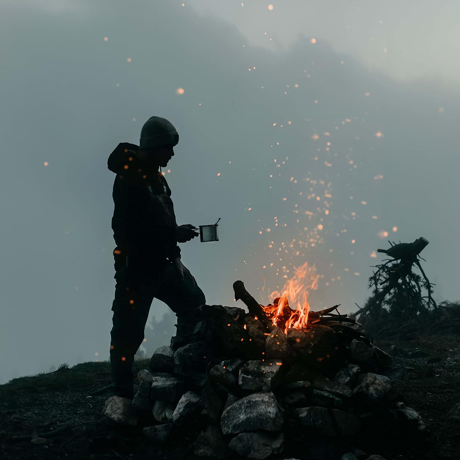 Esbit dreiteiliges Titan Besteck mit Karabiner beim Lagerfeuer