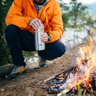 Esbit CLASSIC Isolierflasche aus Edelstahl am Lagerfeuer