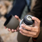 Esbit CLASSIC Isolierflasche grün Deckel ab in Hand