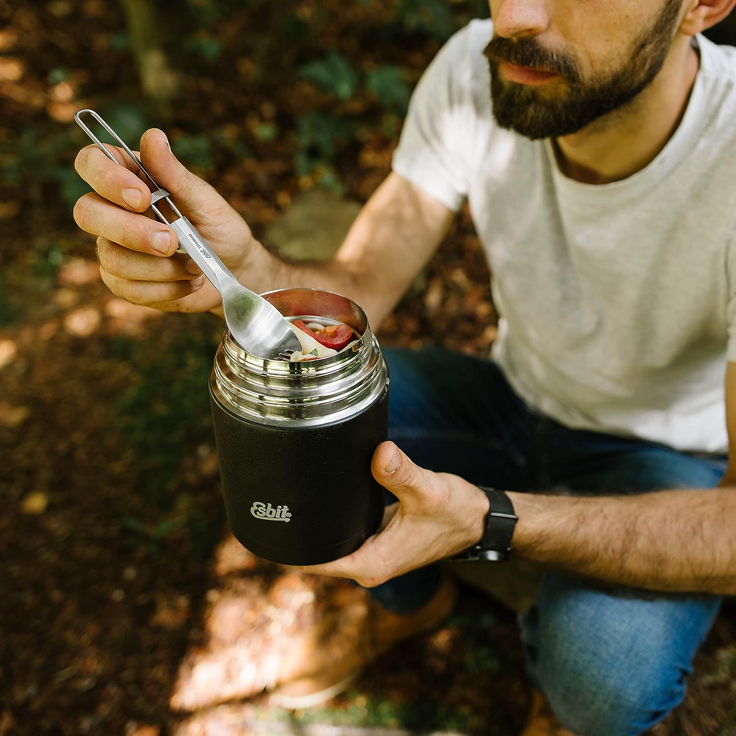 Esbit CLASSIC Thermobehälter schwarz 500 ml Edelstahl Mann isst mit Löffel aus Thermobehälter