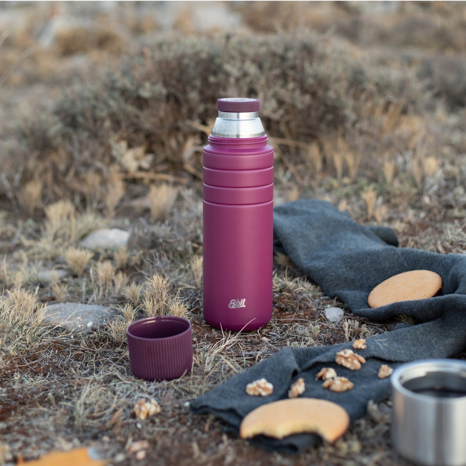 Esbit MAJORIS Isolierflasche Berry geöffnet stehend auf Wiese
