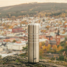 Esbit MAJORIS Isolierflasche Edelstahl auf einem Stein