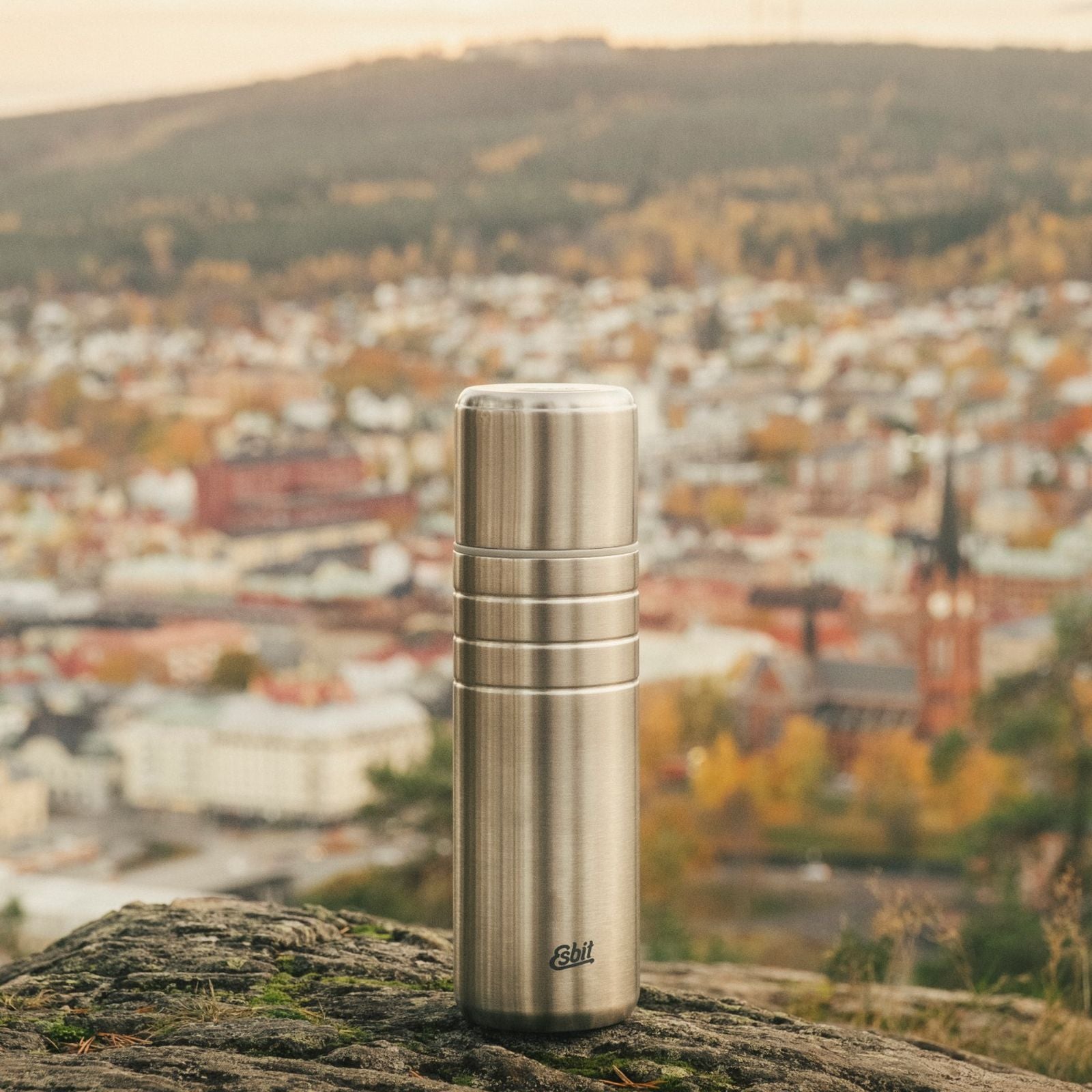 Esbit MAJORIS Isolierflasche Edelstahl auf einem Stein