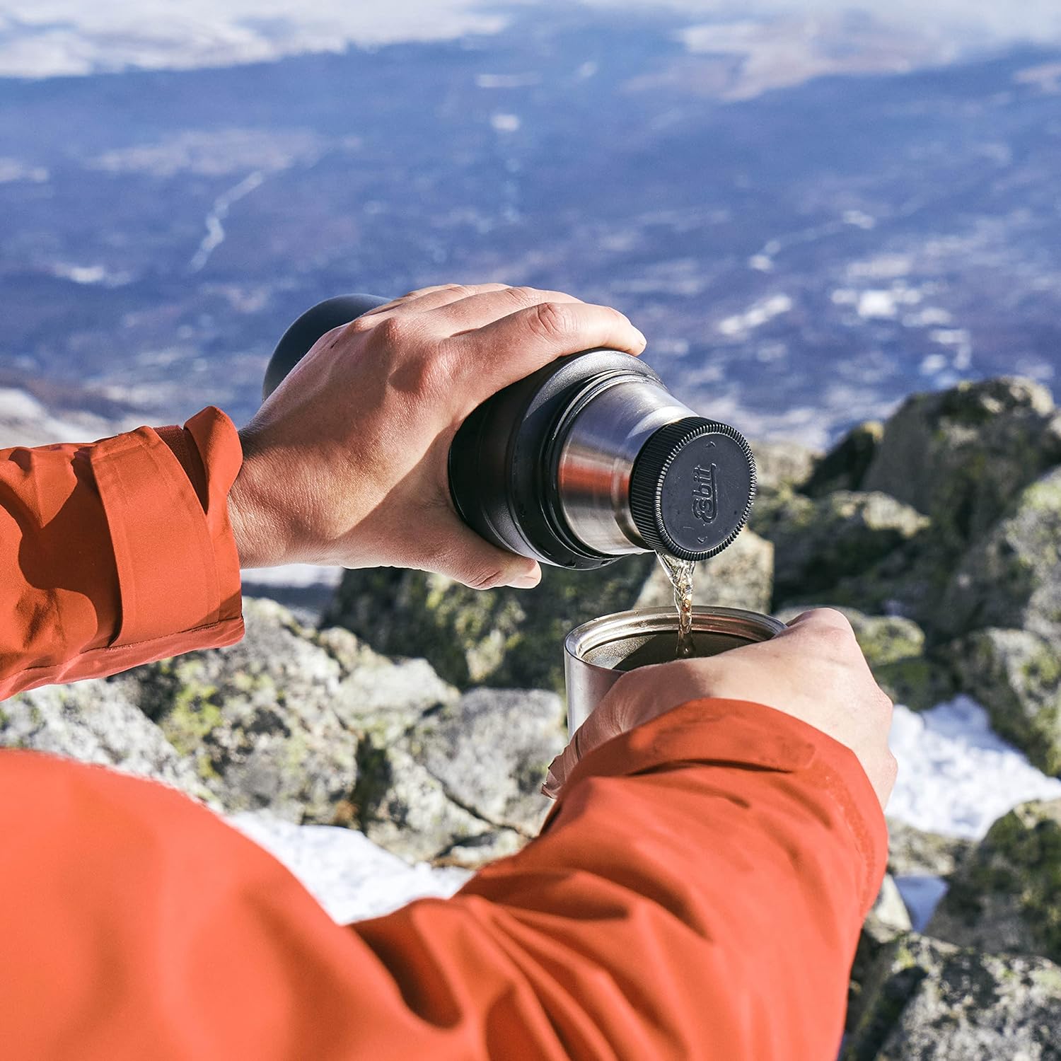 Esbit MAJORIS Isolierflasche Schwarz bei Pause in den Bergen