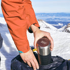 Esbit MAJORIS Isolierflasche Schwarz im Rucksack