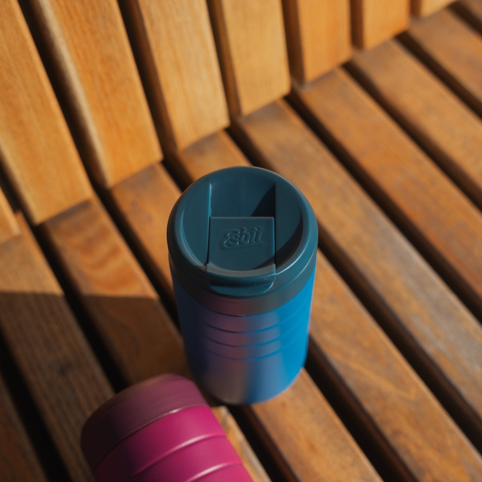 Esbit MAJORIS Thermobecher Berry und Polar Blue 450 ml neben einander