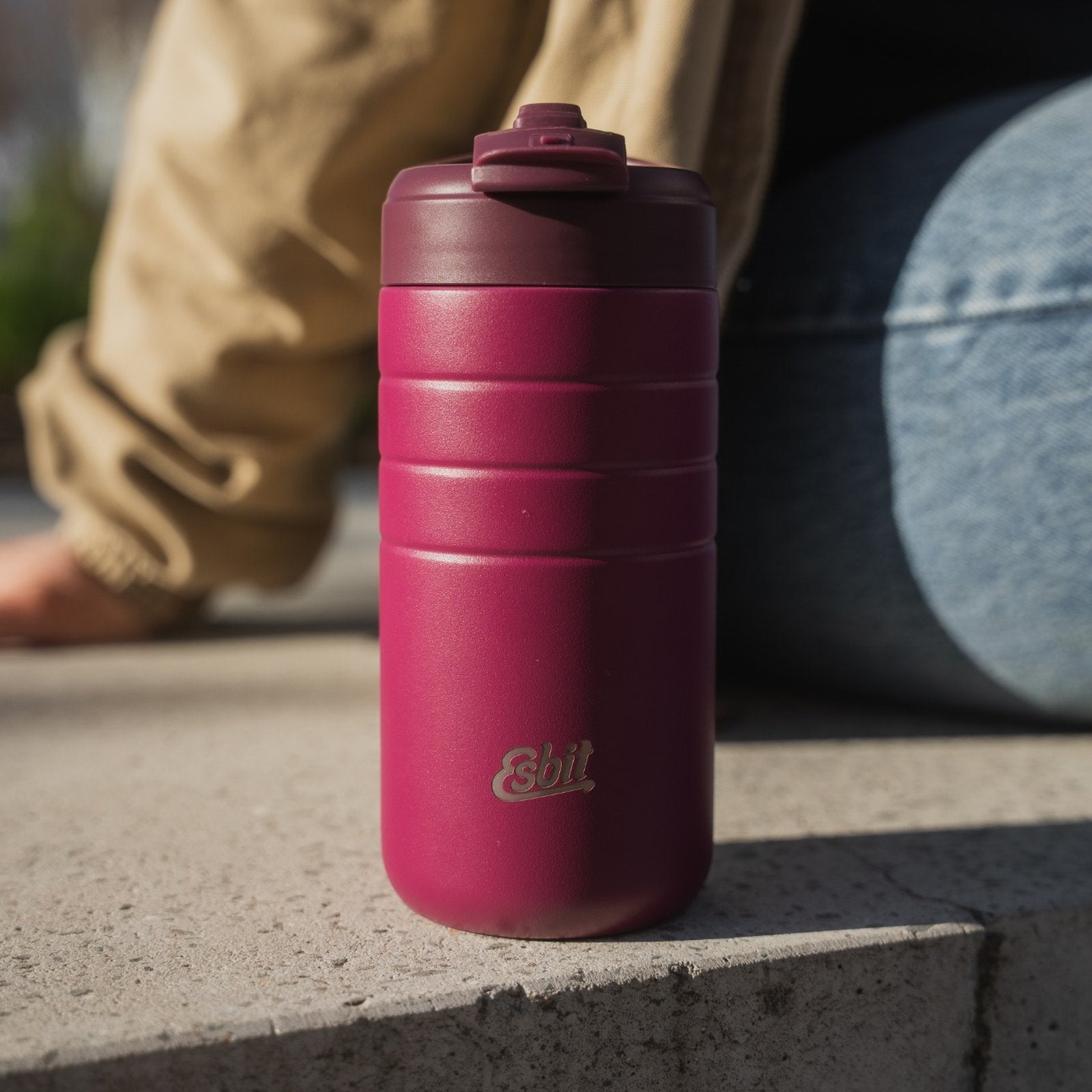 Esbit MAJORIS Thermobecher Berry 450 ml beim Spaziergang