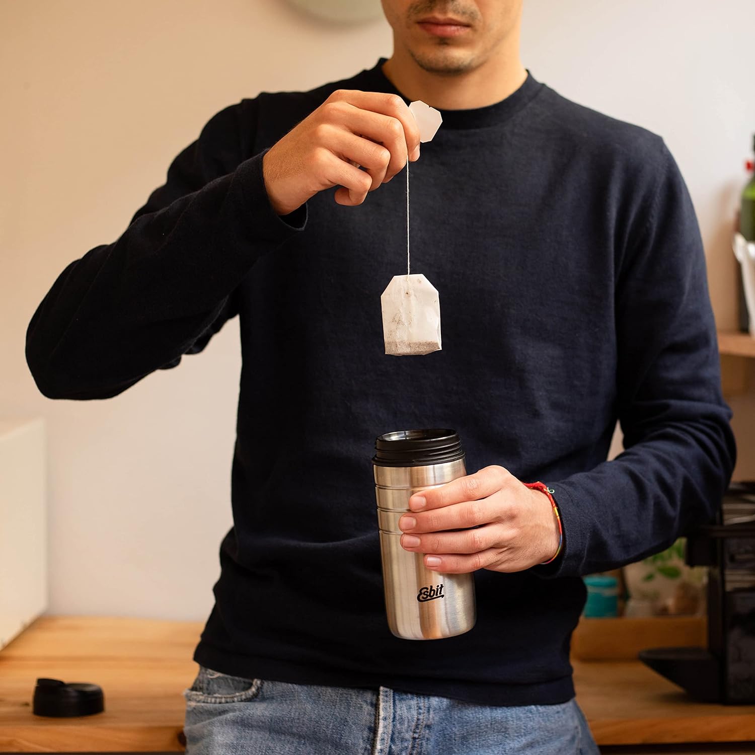 Esbit MAJORIS Thermobecher mit Klickverschluss Edelstahl 450 ml mit Tee im Teebeutel