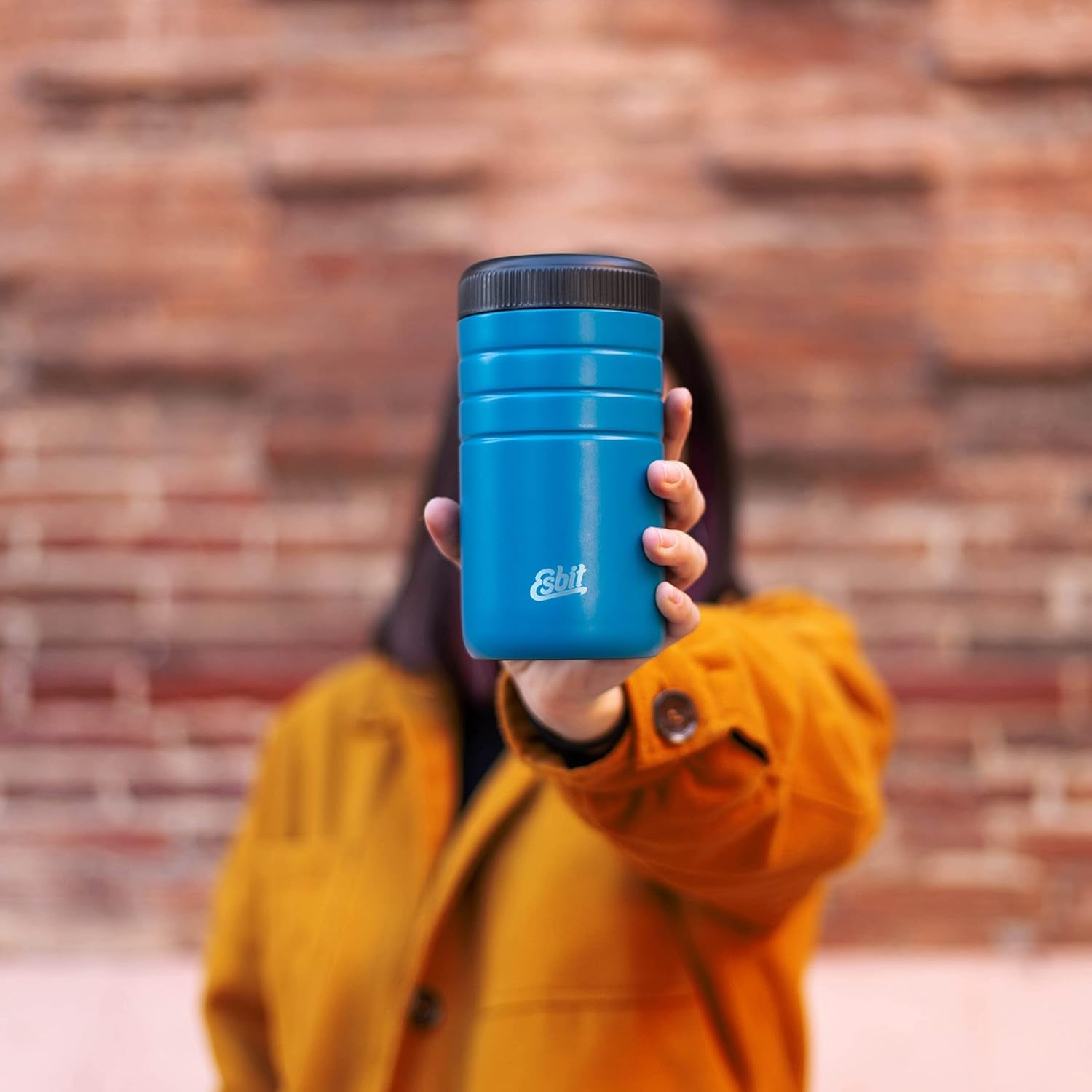 Esbit MAJORIS Thermobehälter für Essen Blau 550 ml in Kamera gehalten