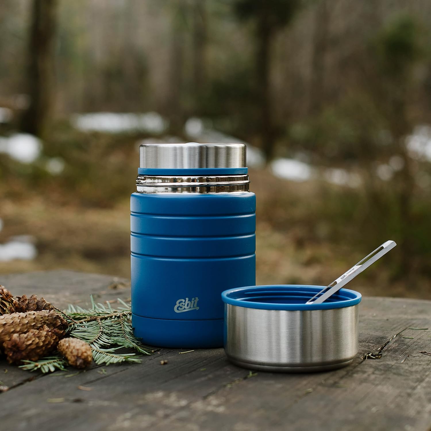 Esbit MAJORIS Thermobehälter Blau bei Pause im Wald
