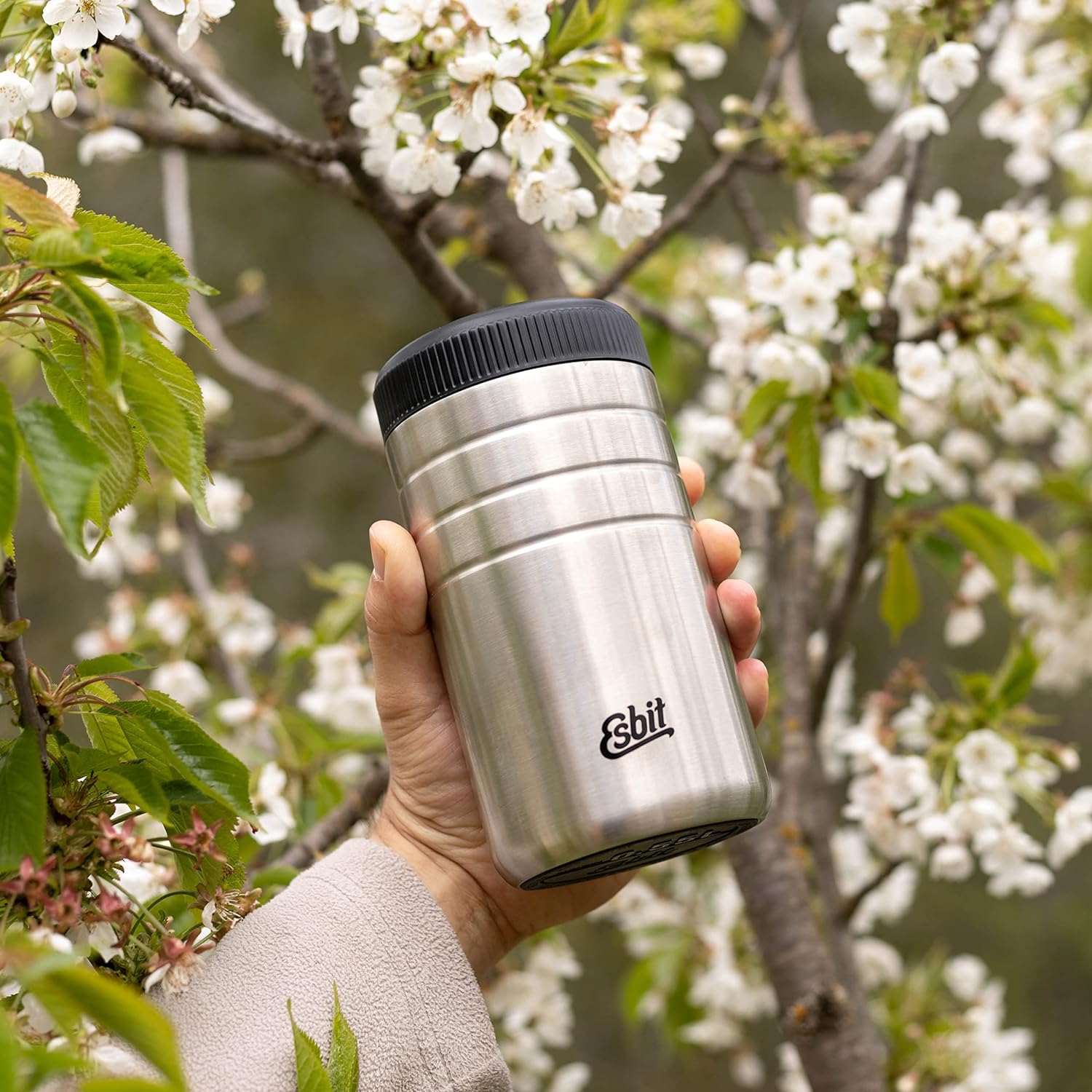 Esbit MAJORIS Thermobehälter für Essen Edelstahl 550 ml in Hand im Blütenmeer