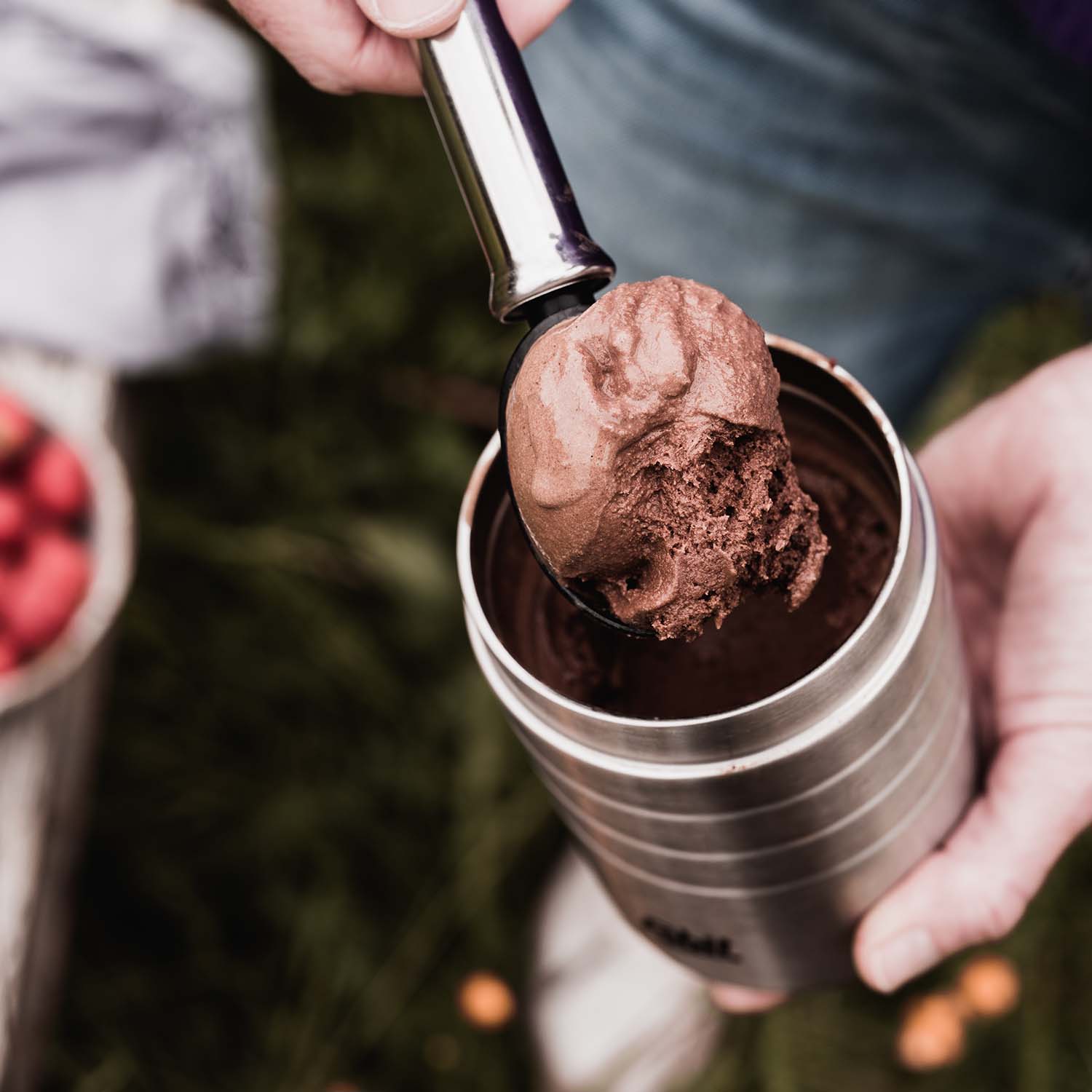 Frau schöpft eine Kugel Eis aus dem MAJORIS Thermobehälter in Edelstahl