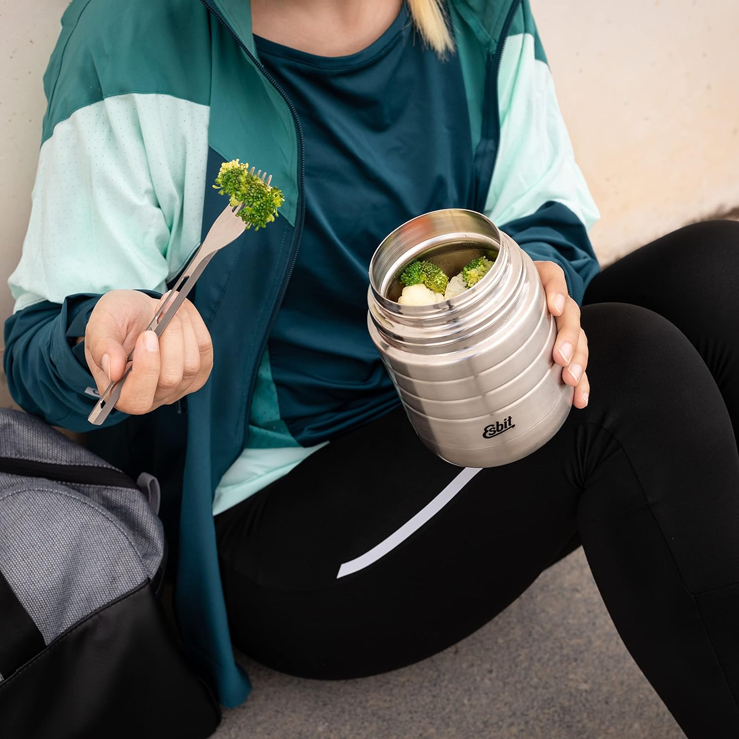 Esbit MAJORIS Thermobehälter Edelstahl beim Essen mit Gabel