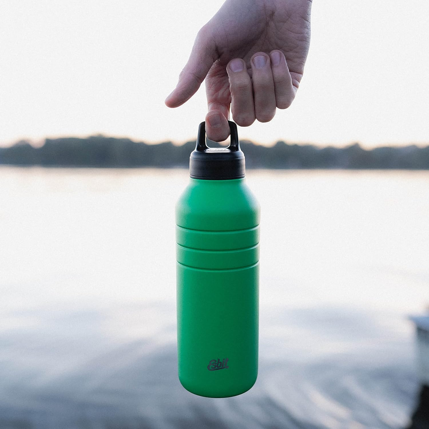 Esbit MAJORIS Edelstahl Trinkflasche Grün 1000 ml am Wasser