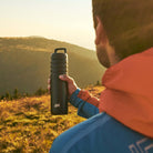 Esbit MAJORIS Thermo Trinkflasche Schwarz bei Pause beim Wandern