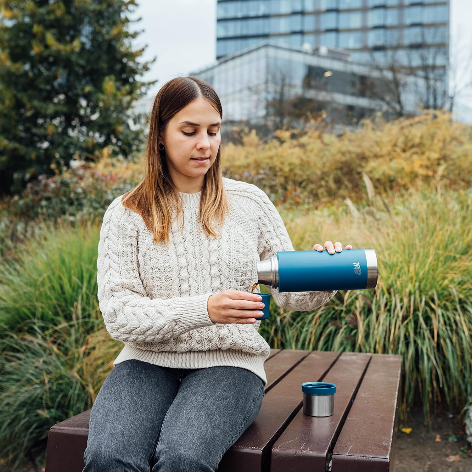 Esbit SCULPTOR Isolierflasche Blau bei Pause in der Stadt