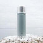 Esbit SCULPTOR Isolierflasche Grau am Wasser