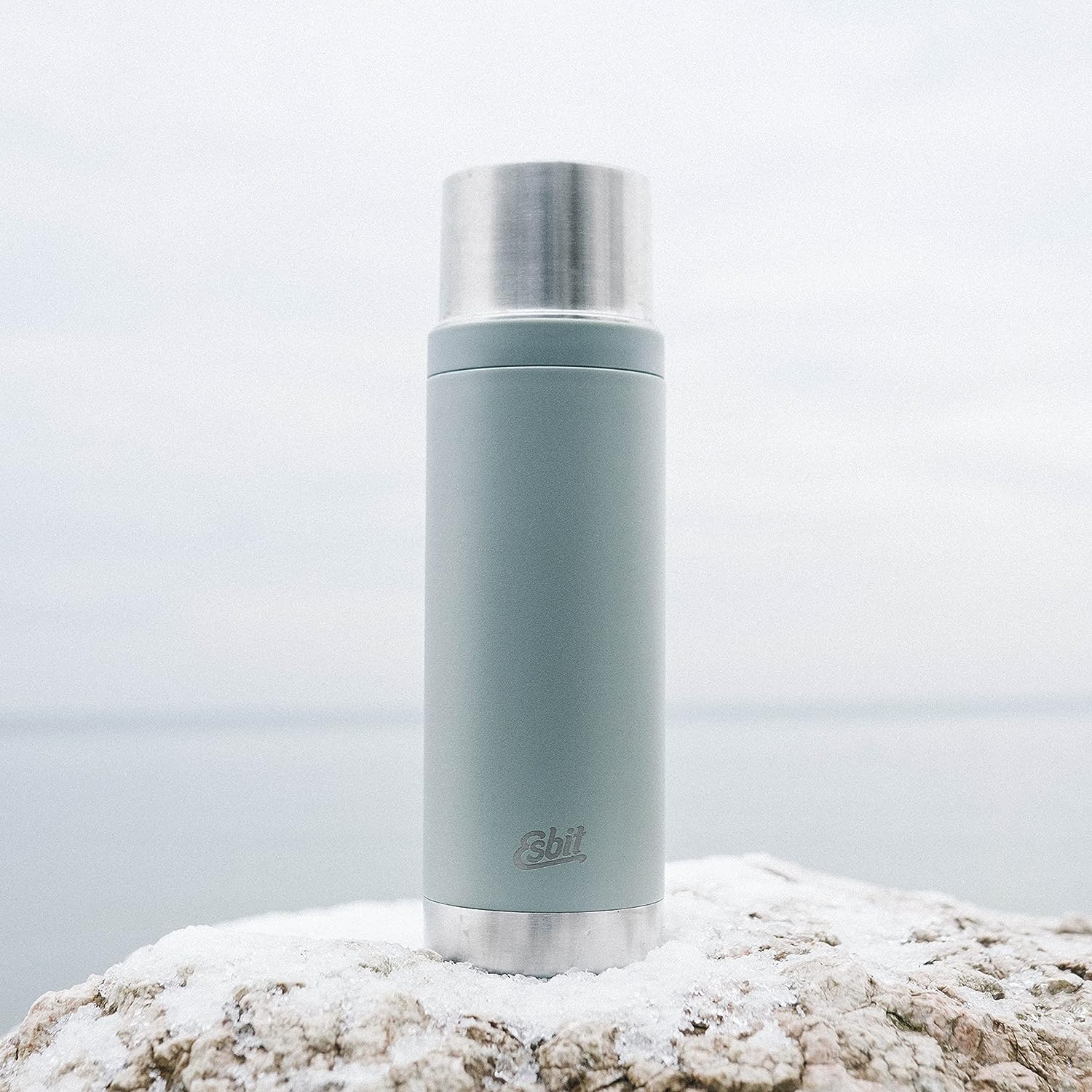 Esbit SCULPTOR Isolierflasche Grau am Wasser