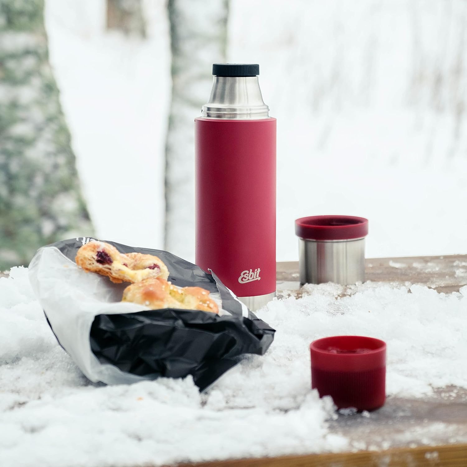 Esbit SCULPTOR Isolierflasche Rot beim Picknick