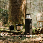 Esbit SCULPTOR Isolierflasche Schwarz mit Manschette beim Picknick