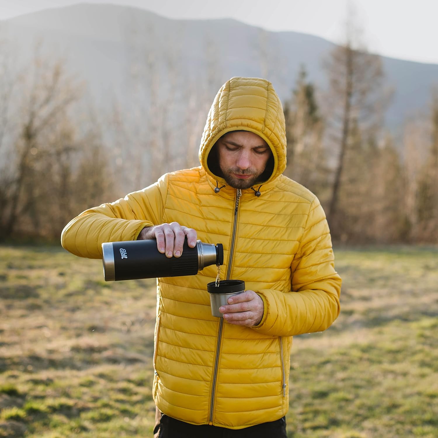 Esbit SCULPTOR Isolierflasche Schwarz mit Manschette beim Wandern