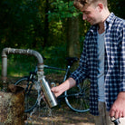Esbit SCULPTOR Thermo Trinkflasche Edelstahl beim Auffüllen in der Natur