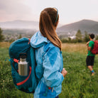 Esbit SCULPTOR Thermo Trinkflasche Edelstahl beim Spaziergang