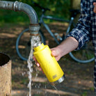 Esbit SCULPTOR Thermo Trinkflasche Gelb beim Auffüllen