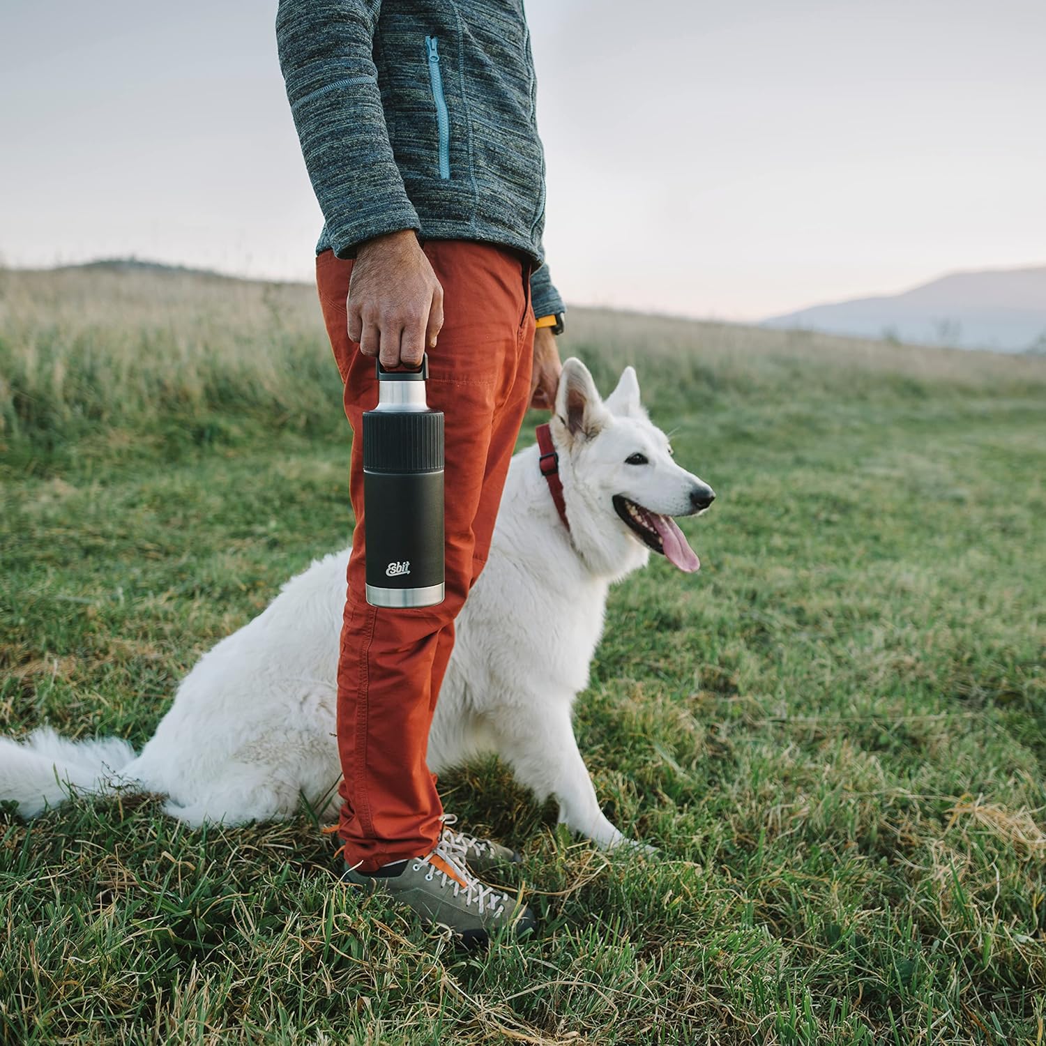 Esbit SCULPTOR Thermo Trinkflasche Schwarz 1000 ml mit Manschette beim Spaziergang