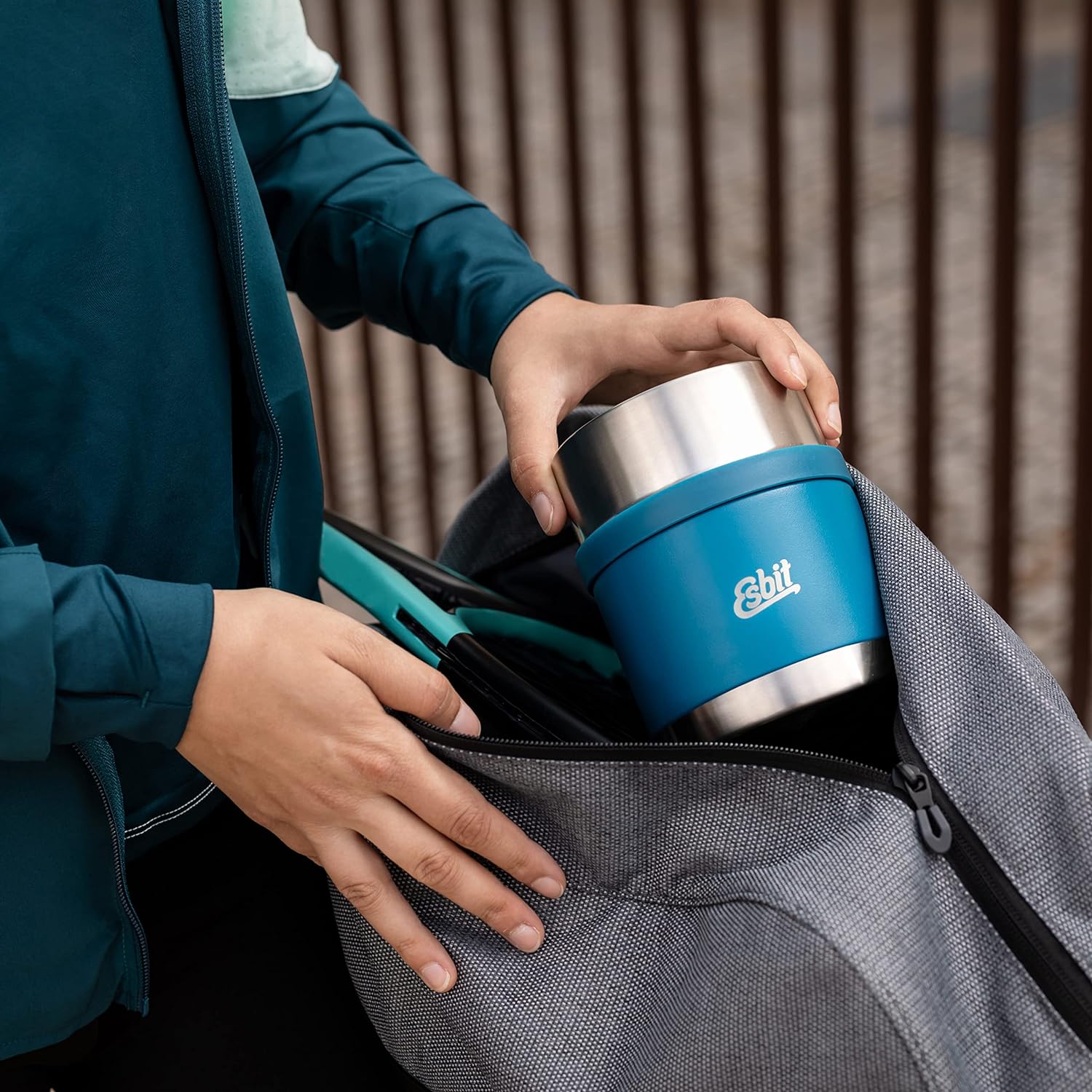 Esbit SCULPTOR Thermobehälter Blau bei Pause vom Sport