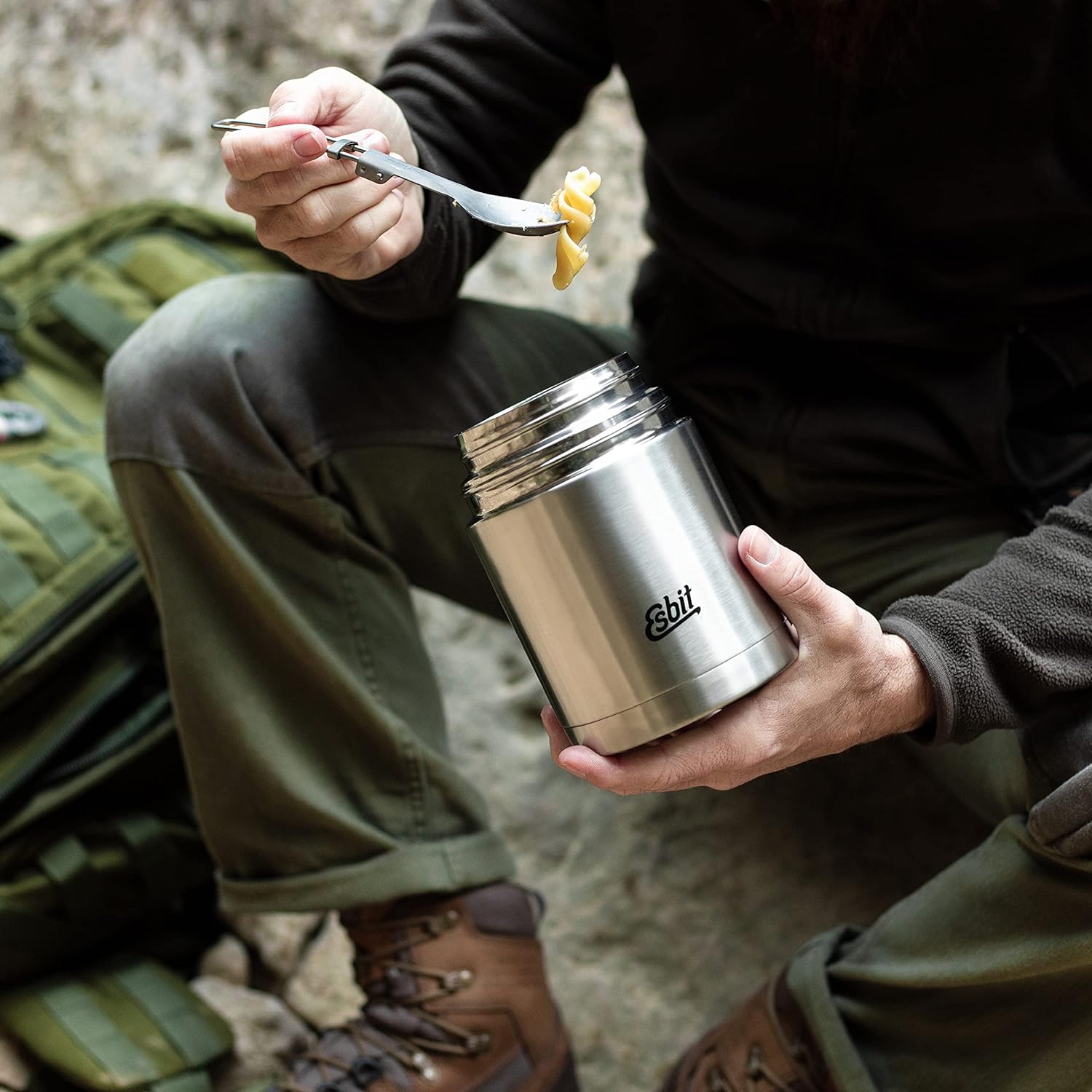 Esbit SCULPTOR Thermobehälter Edelstahl bei Pause im Wald