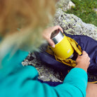 Esbit SCULPTOR Thermobehälter Gelb bei Pause beim Wandern