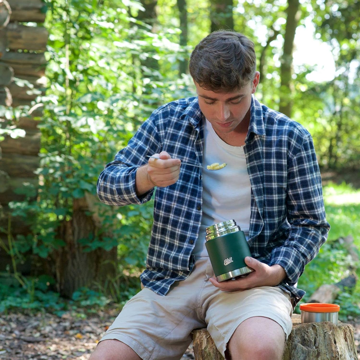 Esbit SCULPTOR Thermobehälter Grün bei Pause in der Natur