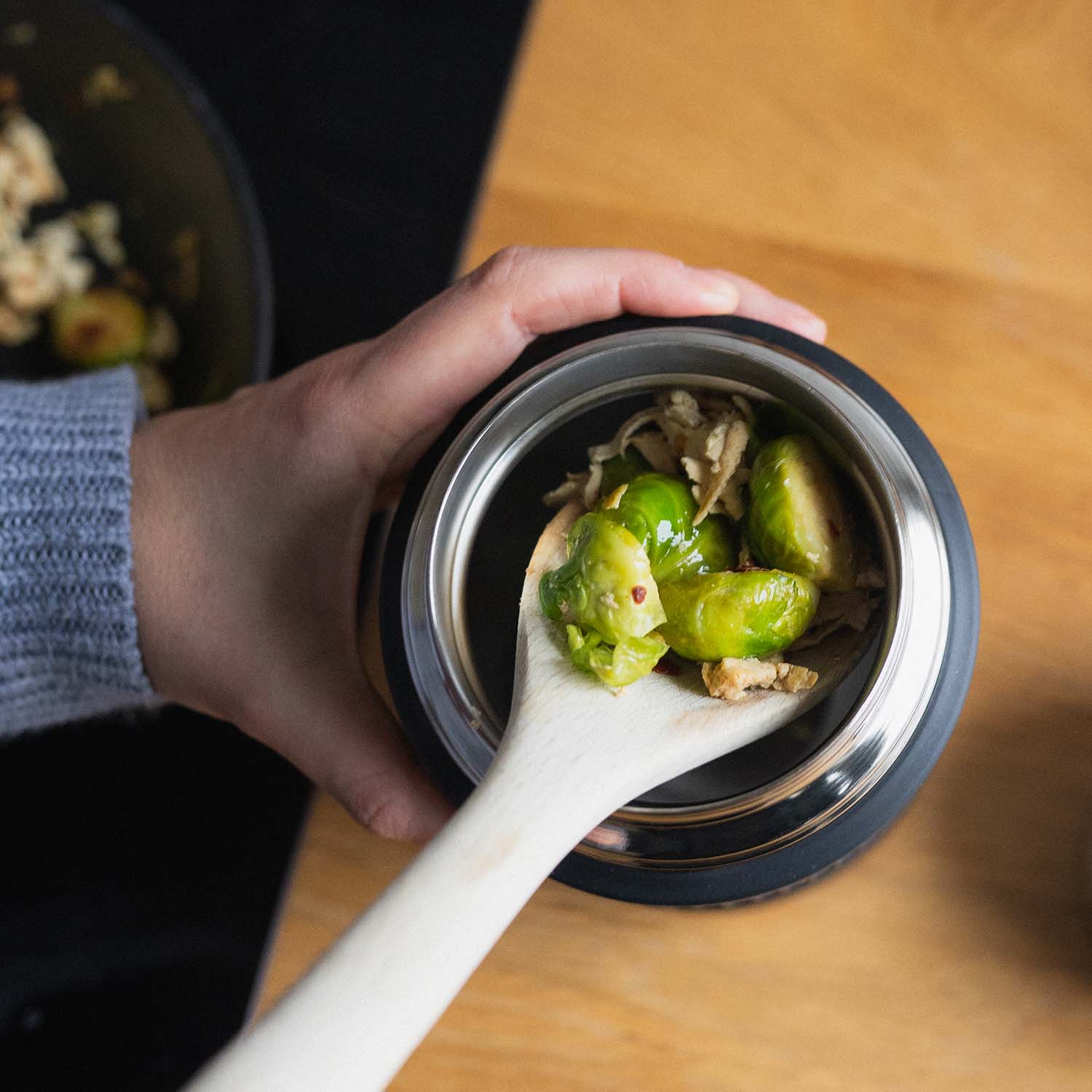 Der SCULPTOR Thermobehälter wird zuhause mit selbstgekochtem Essen befüllt.