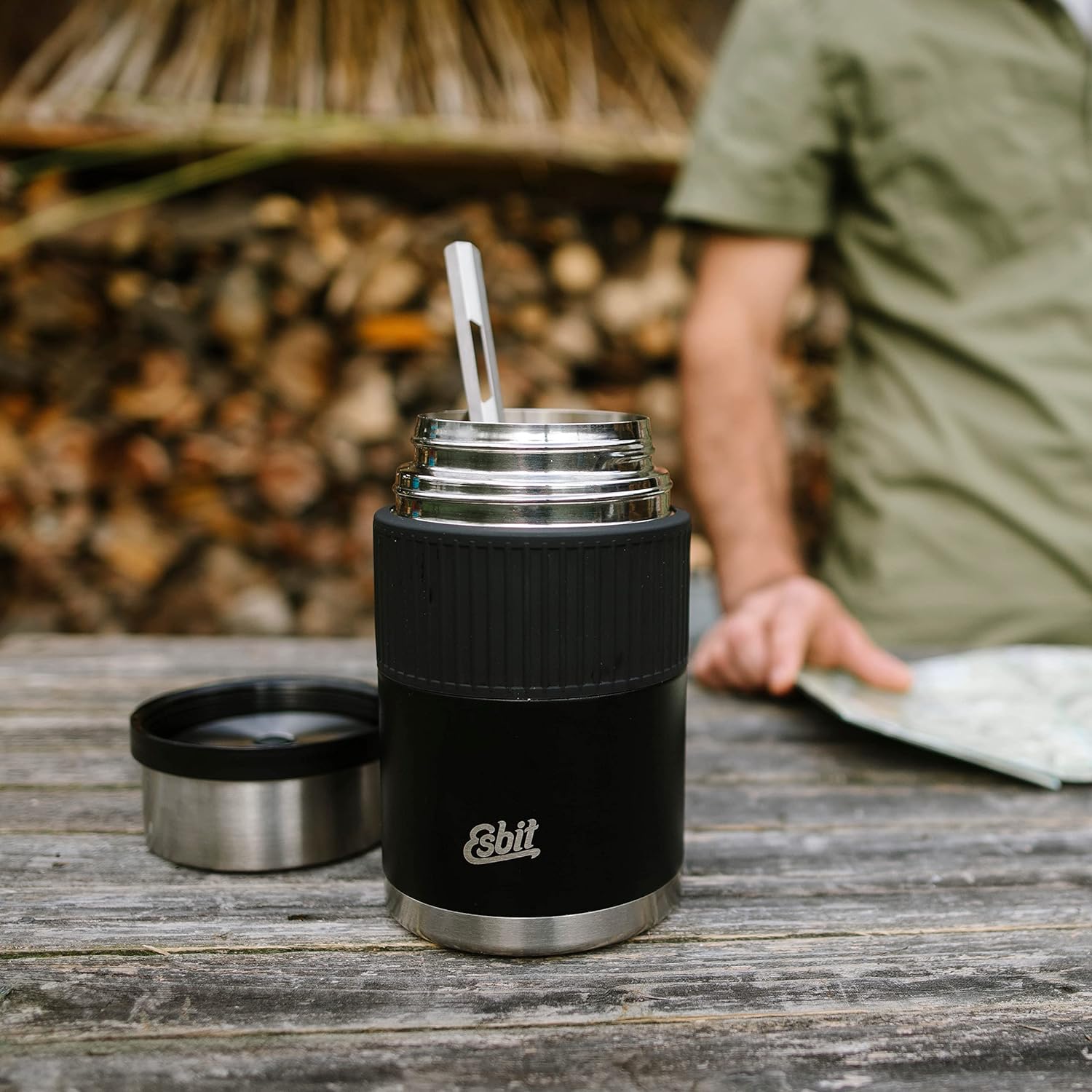 Esbit SCULPTOR Thermobehälter mit Manschette Schwarz bei Pause in der Natur